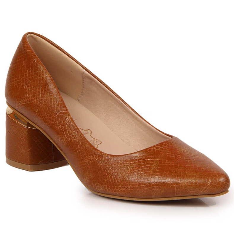 Pumps an einem dekorativen braunen Pfosten von Jezzi