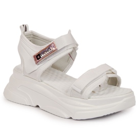 Weiße Damensandalen auf der Sportplattform NEWS