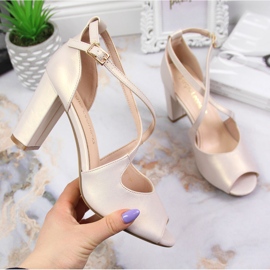 Damensandalen auf einem perlbeigen Sergio Leone-Pfosten