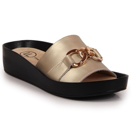 Damenlederpantoffeln mit einer goldenen Kette Filippo