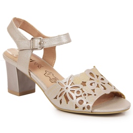 Silberne Jezzi-Damensandalen am Pfosten