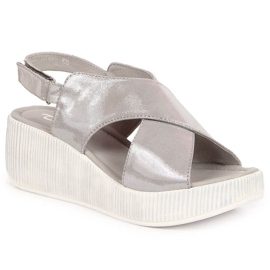 Damenledersandalen auf einem silbernen Keil Dolce Pietro silber-