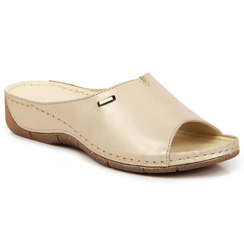 Damenlederpantoffeln auf einem goldenen Keil Helios 105