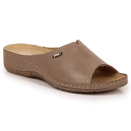 Damen-Lederpantoffeln auf einem beigen Helios 105-Keilabsatz