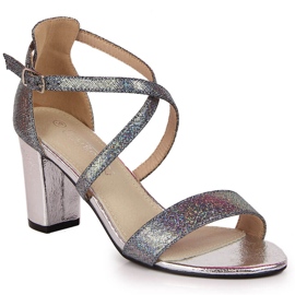 Silberne Damensandalen auf der Post Filippo silber-