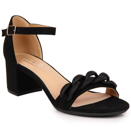 Schwarze Filippo Damensandalen an einem Pfosten mit einer Kette