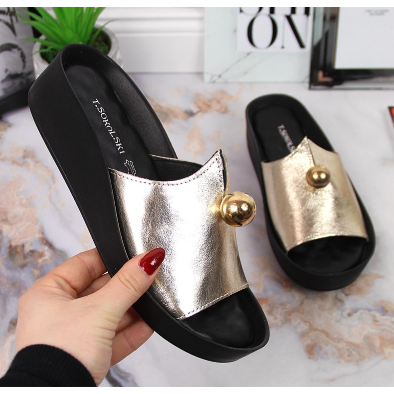 Damenlederpantoffeln mit Goldverzierung T.Sokolski golden