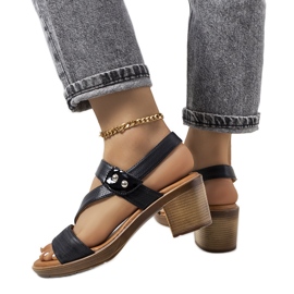 Schwarze Sandalen am Ewert-Pfosten