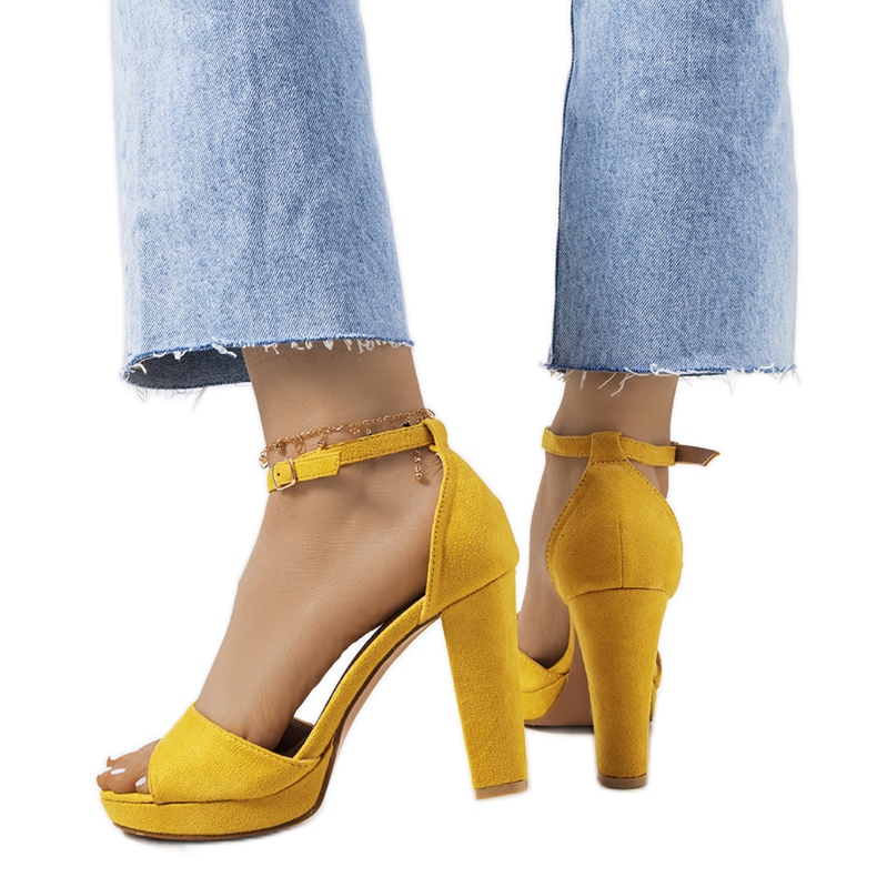 Gelbe Sandalen am Saldana-Pfosten