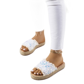 Weiße Pantoffeln auf der Susanna-Plattform