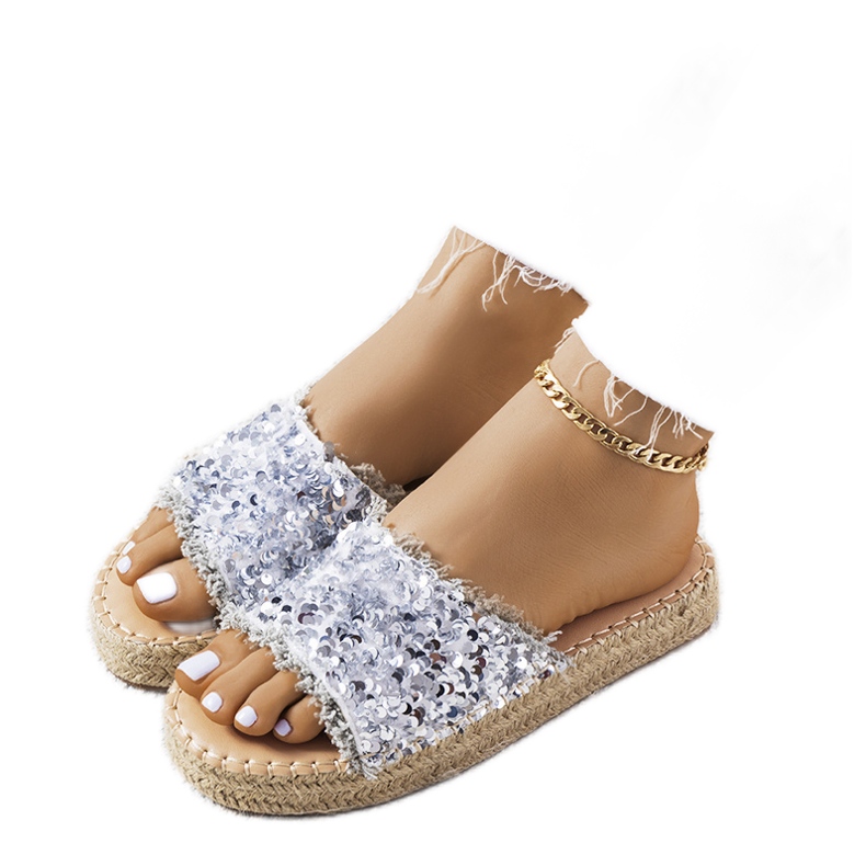 Silberne Pantoffeln auf der Susanna-Plattform silber-