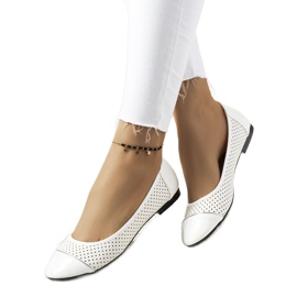 Kirsti weiße durchbrochene Ballerinas ecru