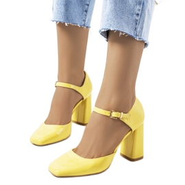 Gelbe Pumps an der Clement-Säule