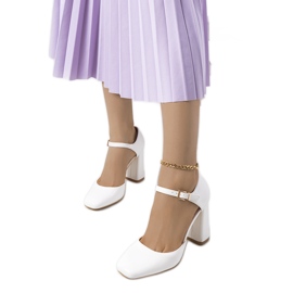 Weiße Pumps an der Clement-Säule