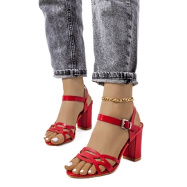 Rote Sandalen auf einem Dolling-Pfosten