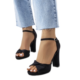 Schwarze Sandalen am Larana-Pfosten