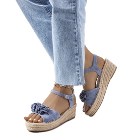 Blaue Espadrilles auf der Plattform Straden