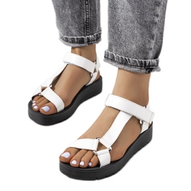 Weiße Sandalen auf der Dugan-Plattform