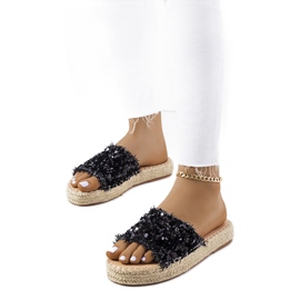 Schwarze Pantoffeln auf der Susanna-Plattform