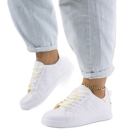 Weiße und gelbe Sportschuhe von Koho