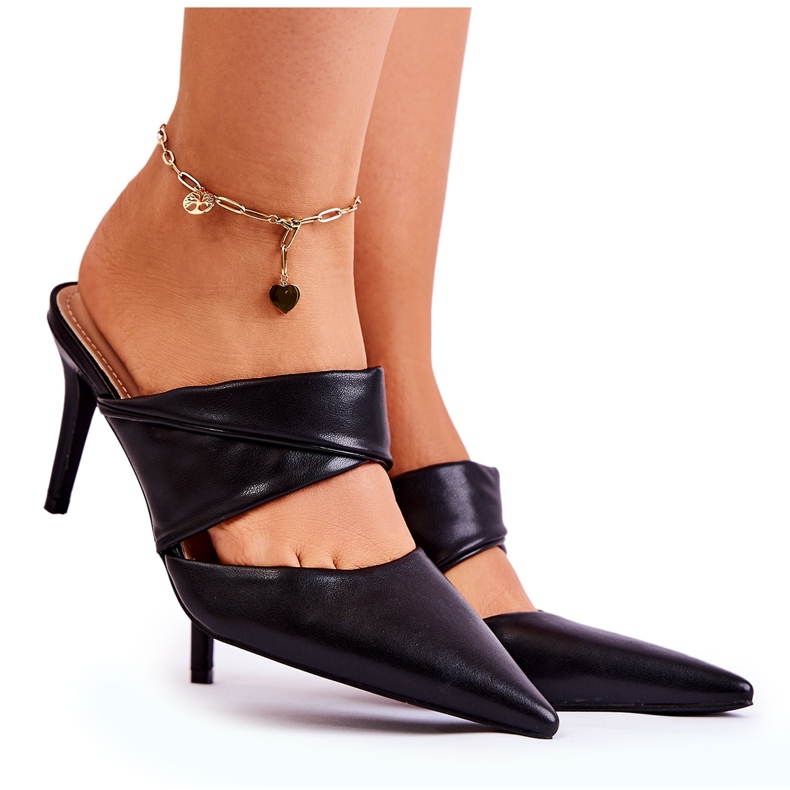 Lederpantoffeln auf einem schwarzen Aveline