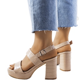 Beige Sandalen auf dem Posten von Liv