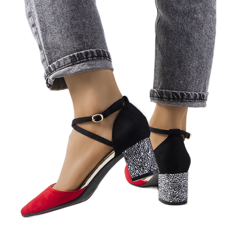 Rote und schwarze Pumps auf dem Kittie-Pfosten