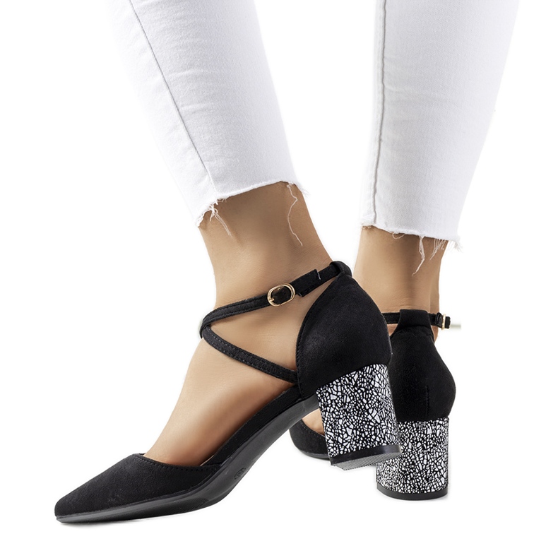 Schwarze Pumps auf dem Kittie-Pfosten