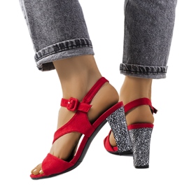 Rote Sandalen an einem Murdock-Pfosten