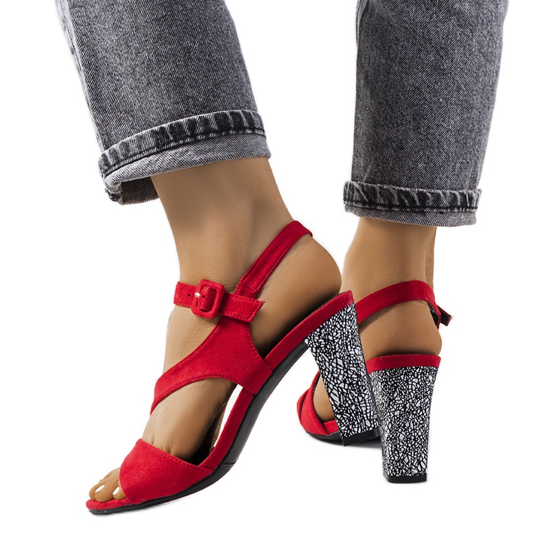 Rote Sandalen an einem Murdock-Pfosten