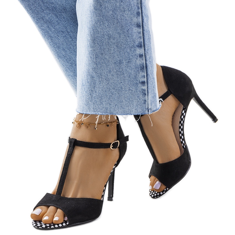 Schwarze Sandalen auf einem Munger-Absatz