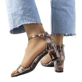 Beige Sandalen auf einem Pfosten mit Azevedo-Schlangenmotiv