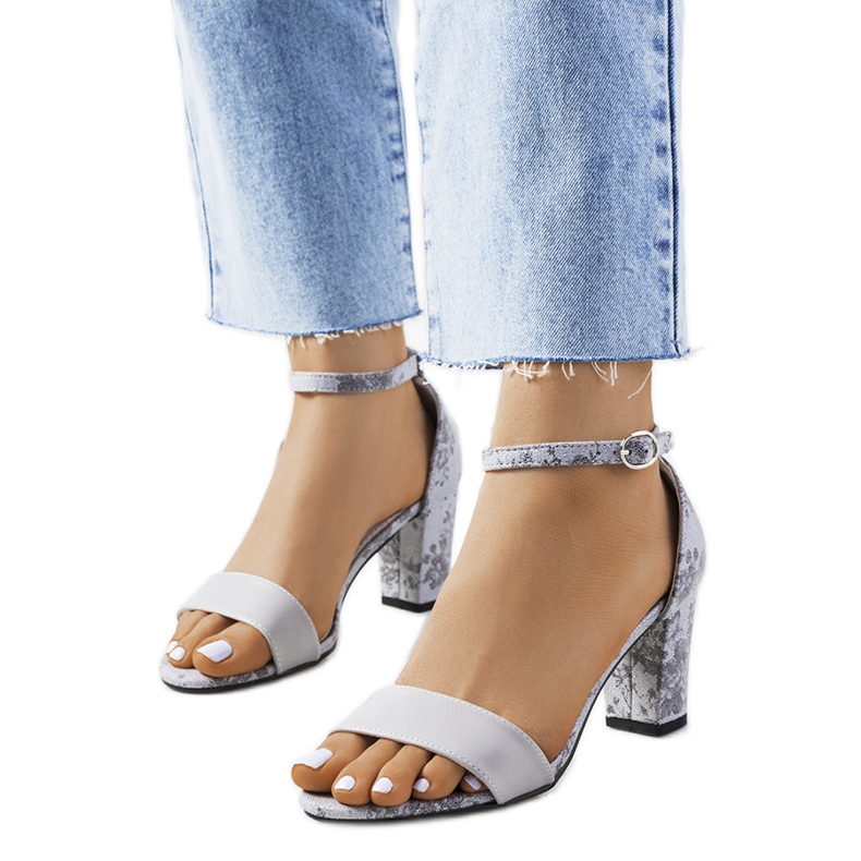 Graue Sandalen an einem Ragland-Pfosten