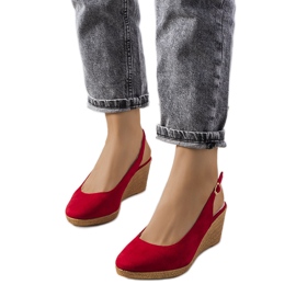 Rote Espadrilles auf dem Ribeiro Wedge