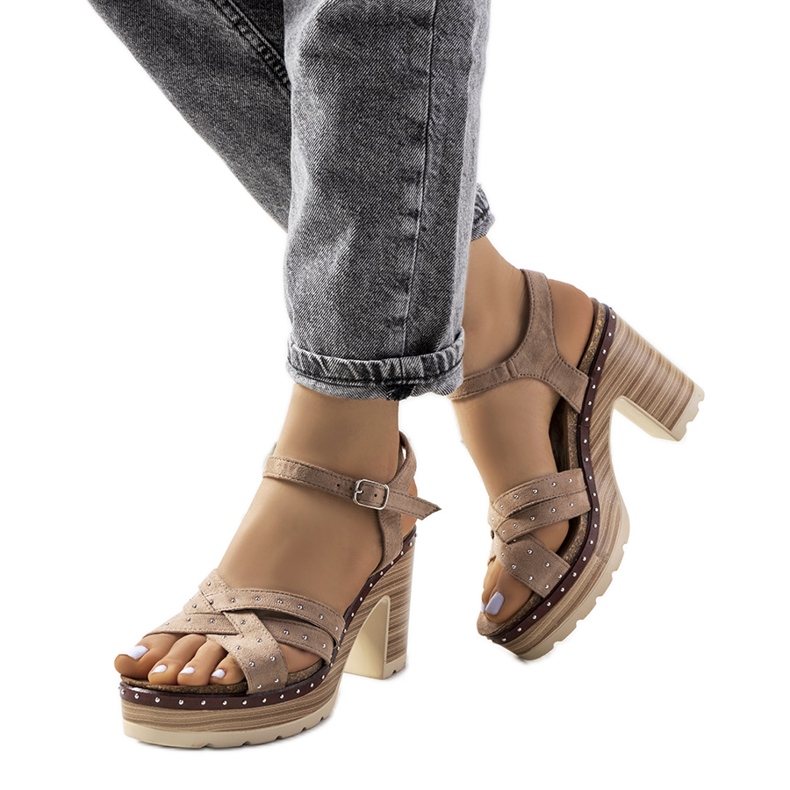 Beige Sandalen am Posten der Sieds