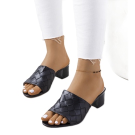 Schwarze geflochtene Hausschuhe am Svila-Pfosten