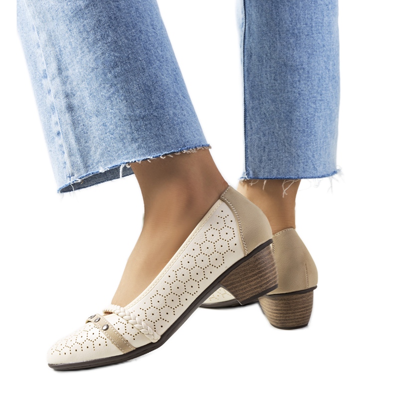 Beige durchbrochene Pumps von Hernandez