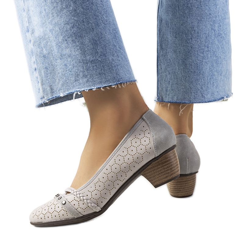 Graue durchbrochene Pumps von Hernandez