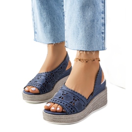 Marineblaue durchbrochene Sandalen auf einer Keilbibel