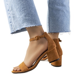 Braune Sandalen auf dem Deshe-Pfosten