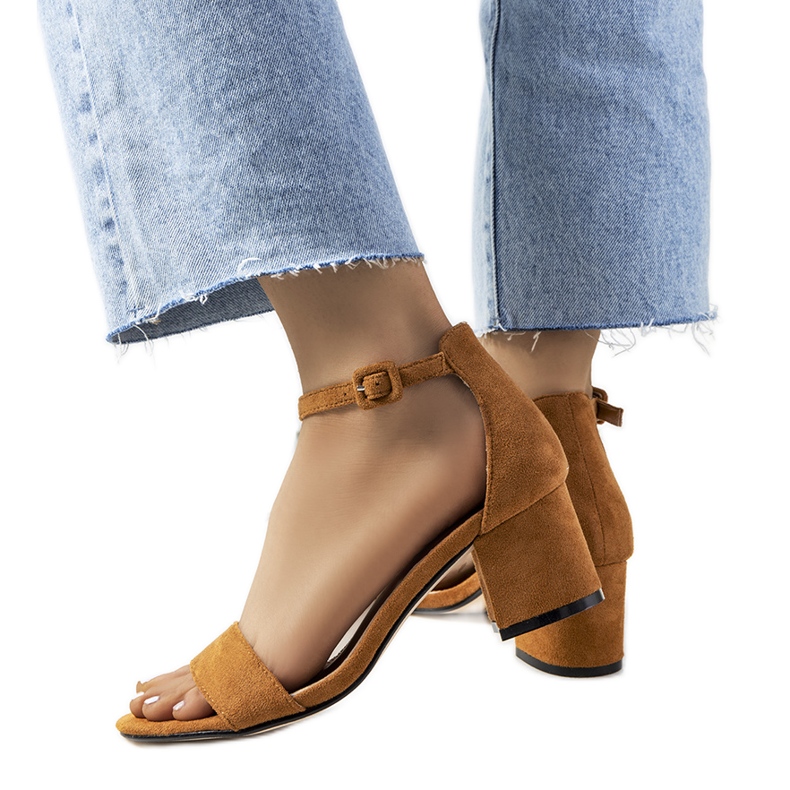 Braune Sandalen auf dem Deshe-Pfosten