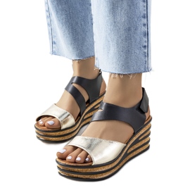 Goldene Espadrilles auf Burley-Wedges