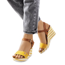 Gelbe Espadrilles auf dem Storey Wedge