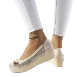 Goldene Keilpumps von Corker beige