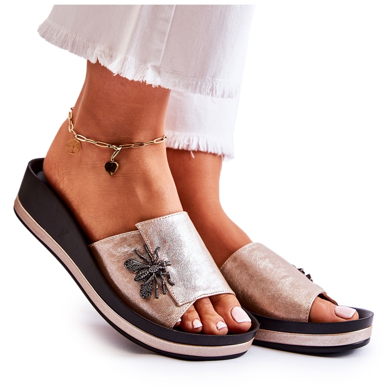 Vinceza Modische Damenhausschuhe mit goldener Holle-Verzierung