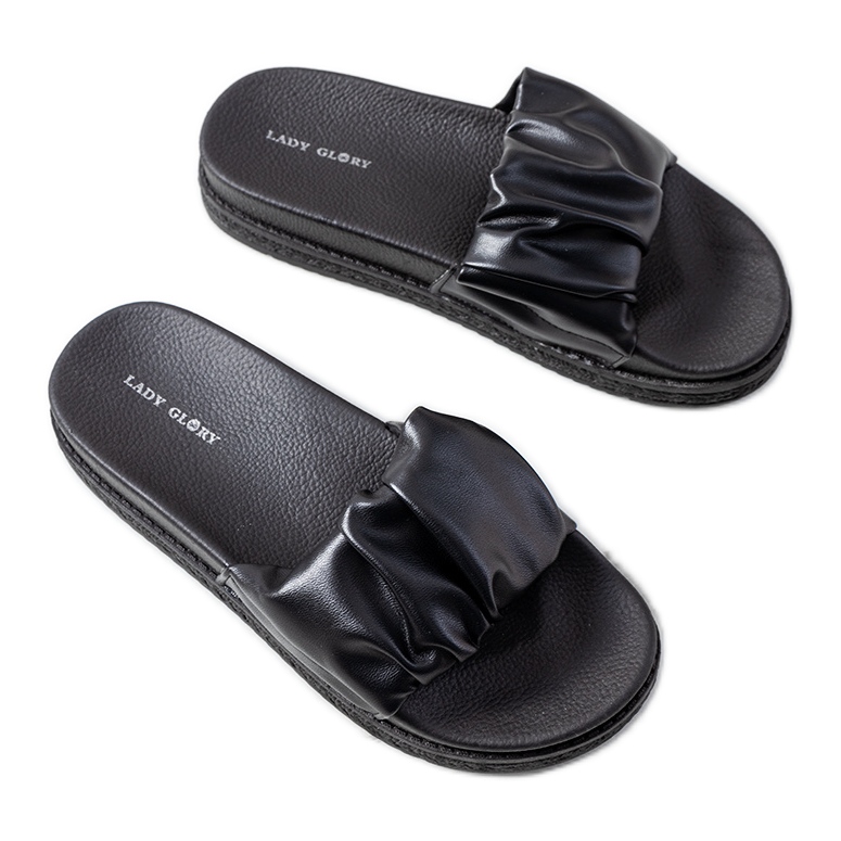 Schwarze Pantoffeln auf der Baldwin-Plattform