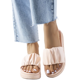 Rosa Pantoffeln auf der Baldwin-Plattform