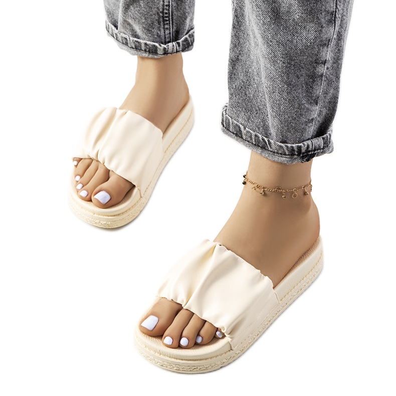 Beige Pantoffeln auf der Baldwin-Plattform