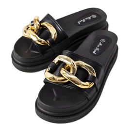 Schwarze Pantoffeln auf der Berloz-Plattform