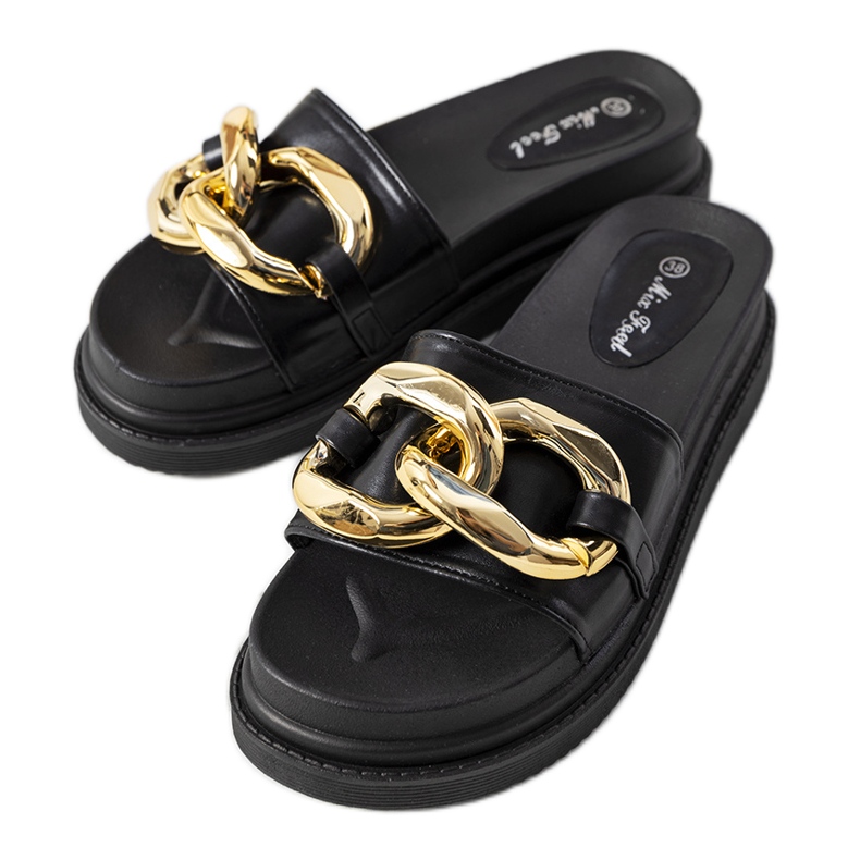 Schwarze Pantoffeln auf der Berloz-Plattform